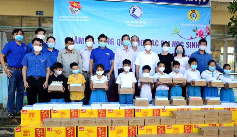 Sở Nội vụ thăm và tặng quà cho các em học sinh có hoàn cảnh khó khăn học giỏi nhân dịp tết Nguyên đán Nhâm Dần 2022