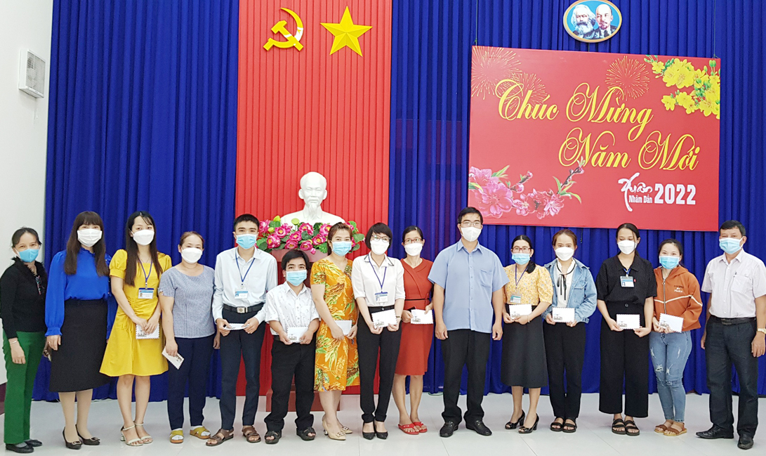 Sở Nội vụ tổ chức trao quà cho đoàn viên công đoàn nhân dịp Tết Nguyên đán Nhâm Dần năm 2022