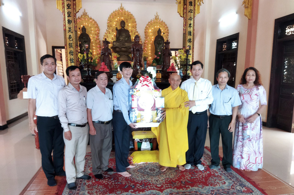 Lãnh đạo tỉnh thăm, chúc mừng Ban Trị sự Giáo hội PGVN tỉnh và các chức sắc tiêu biểu nhân dịp Lễ Phật đản Phật lịch 2566 - Dương lịch năm 2022