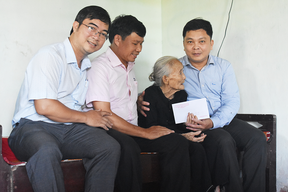 Sở Nội vụ thăm, tặng quà mẹ Việt Nam anh hùng do Sở nhận phụng dưỡng nhân kỷ niệm 75 năm Ngày Thương binh Liệt sỹ (27/7/1947 - 27/7/2022)