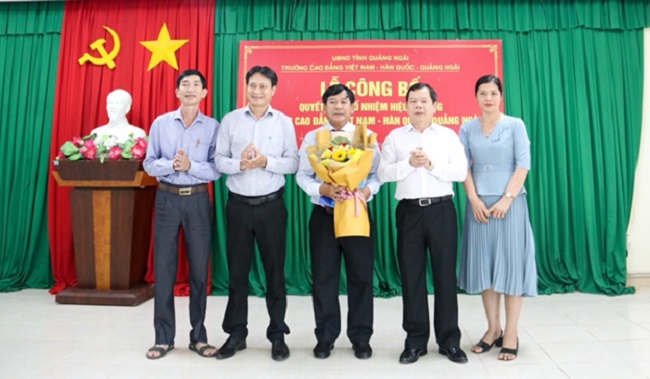 Ông Võ Đình Tá giữ chức vụ Hiệu trưởng Trường Cao đẳng Việt Nam - Hàn Quốc - Quảng Ngãi