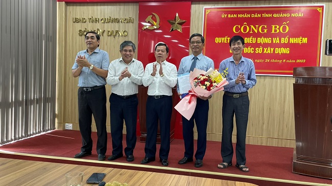 Chủ tịch UBND tỉnh Đặng Văn Minh trao Quyết định bổ nhiệm Giám đốc Sở Xây dựng và Trưởng Ban Dân tộc tỉnh