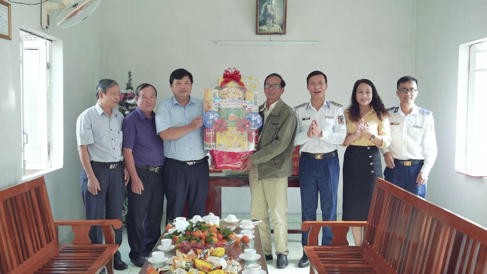 Thăm, tặng quà cho đồng bào tôn giáo có hoàn cảnh khó khăn huyện Sơn Hà