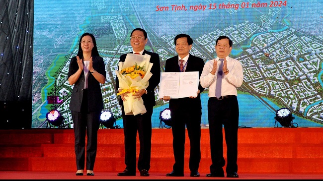Lãnh đạo tỉnh dự lễ công bố đô thị mới Sơn Tịnh đạt tiêu chuẩn đô thị loại V