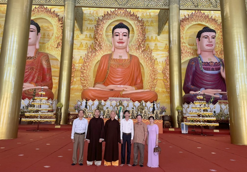 Lãnh đạo Sở Nội vụ, Ban Tôn giáo tỉnh Quảng Ngãi thăm, chúc mừng Đại lễ Phật đản Phật lịch 2568 - Dương lịch 2024