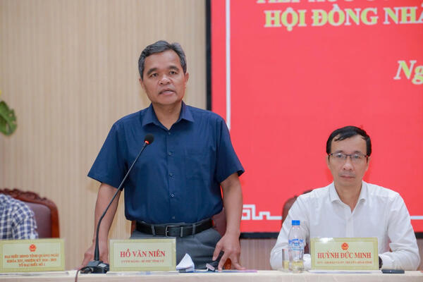 Bí thư Tỉnh ủy Hồ Văn Niên tiếp xúc cử tri tại phường Nghĩa Lộ