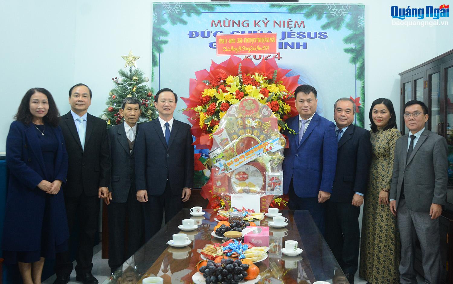 Phó Bí thư Thường trực Tỉnh ủy, Trưởng đoàn ĐBQH tỉnh Đặng Ngọc Huy và các đồng chí lãnh đạo tỉnh thăm, chúc mừng Ban Đại diện Tin lành Việt Nam (miền Nam) ở xã Nghĩa Dõng (TP.Quảng Ngãi).