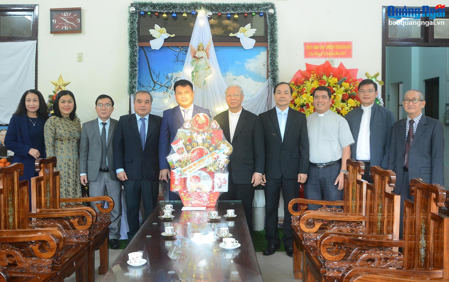 Phó Bí thư Thường trực Tỉnh ủy, Trưởng đoàn ĐBQH tỉnh Đặng Ngọc Huy và các đồng chí lãnh đạo tỉnh thăm, chúc mừng Hạt Công giáo Quảng Ngãi.