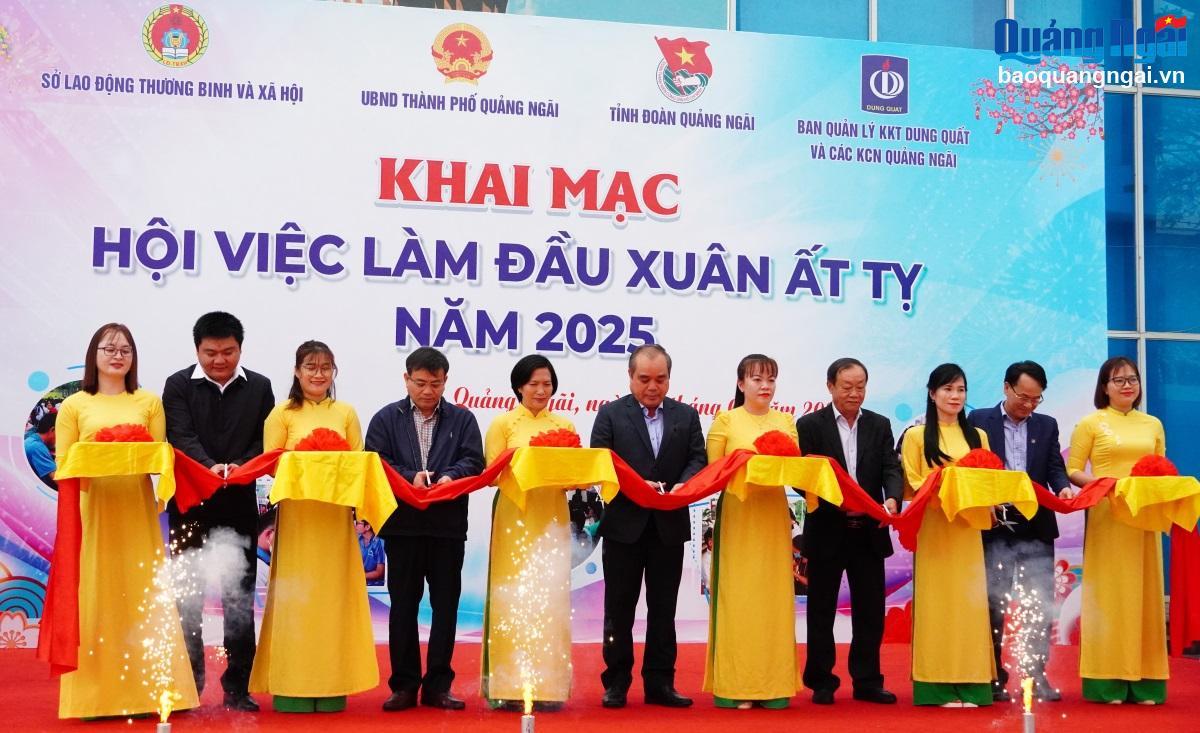 Lãnh đạo tỉnh và các sở, ngành cắt băng khai mạc Hội việc làm đầu Xuân Ất Tỵ 2025.
