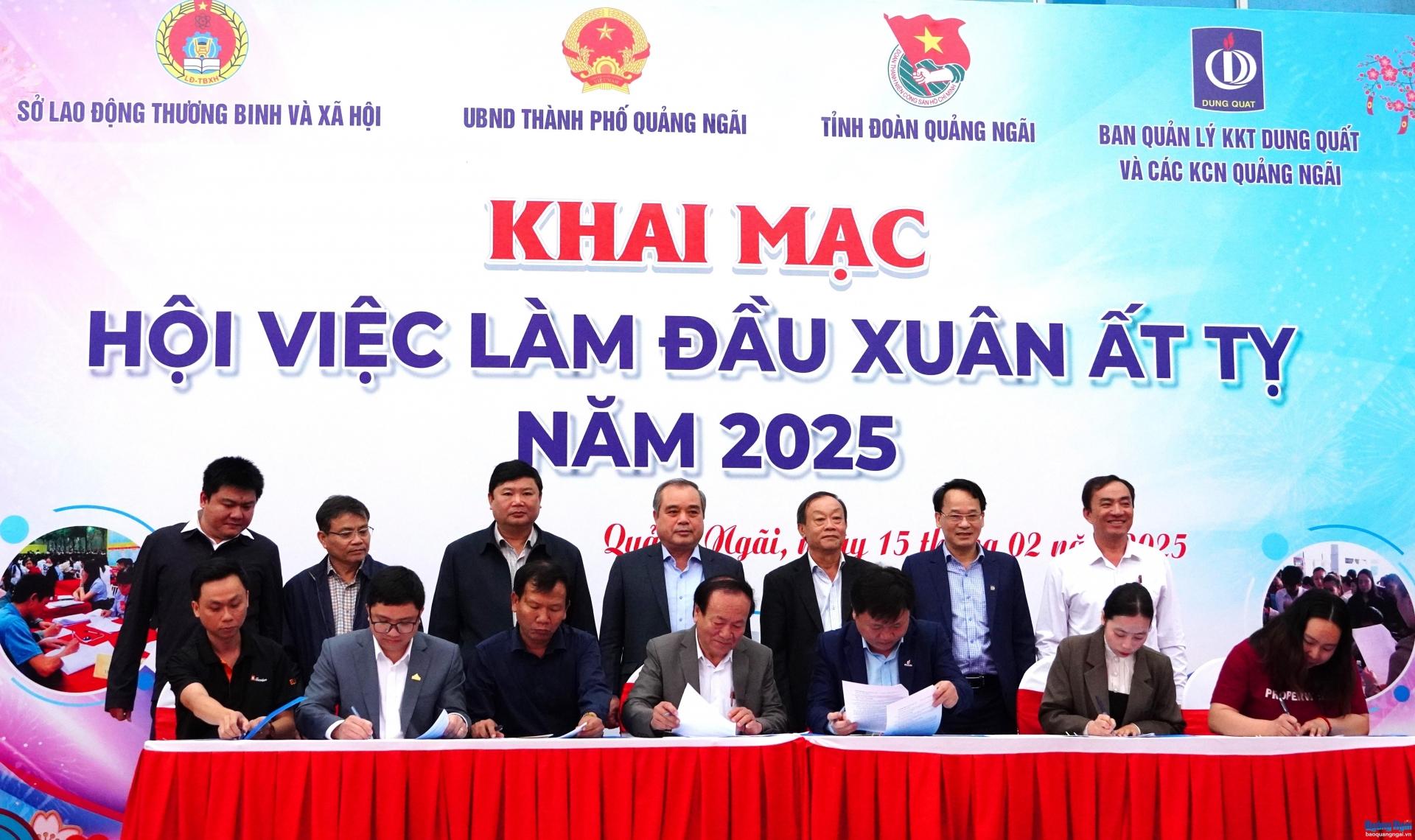 Đại diện các doanh nghiệp trên địa bàn tỉnh ký kết hợp đồng hỗ trợ và cung ứng lao động với Trung tâm Dịch vụ việc làm tỉnh.