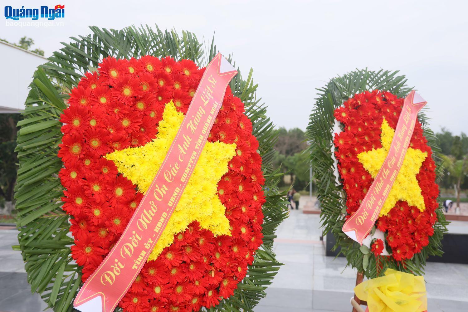 Đoàn đại biểu Tỉnh ủy, HĐND, UBND, Ủy ban MTTQ Việt Nam tỉnh dâng vòng hoa mang dòng chữ “Đời đời nhớ ơn các Anh hùng Liệt sĩ”.