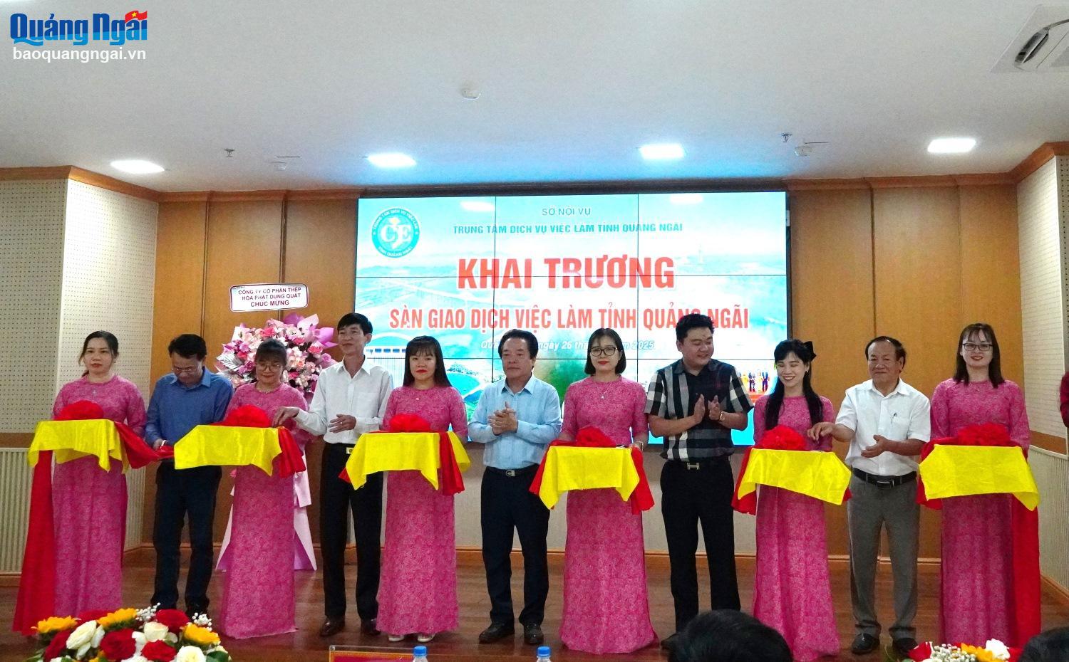 Các đại biểu cắt băng khai mạc Sàn giao dịch việc làm tỉnh Quảng Ngãi - phiên thứ 4 năm 2025.