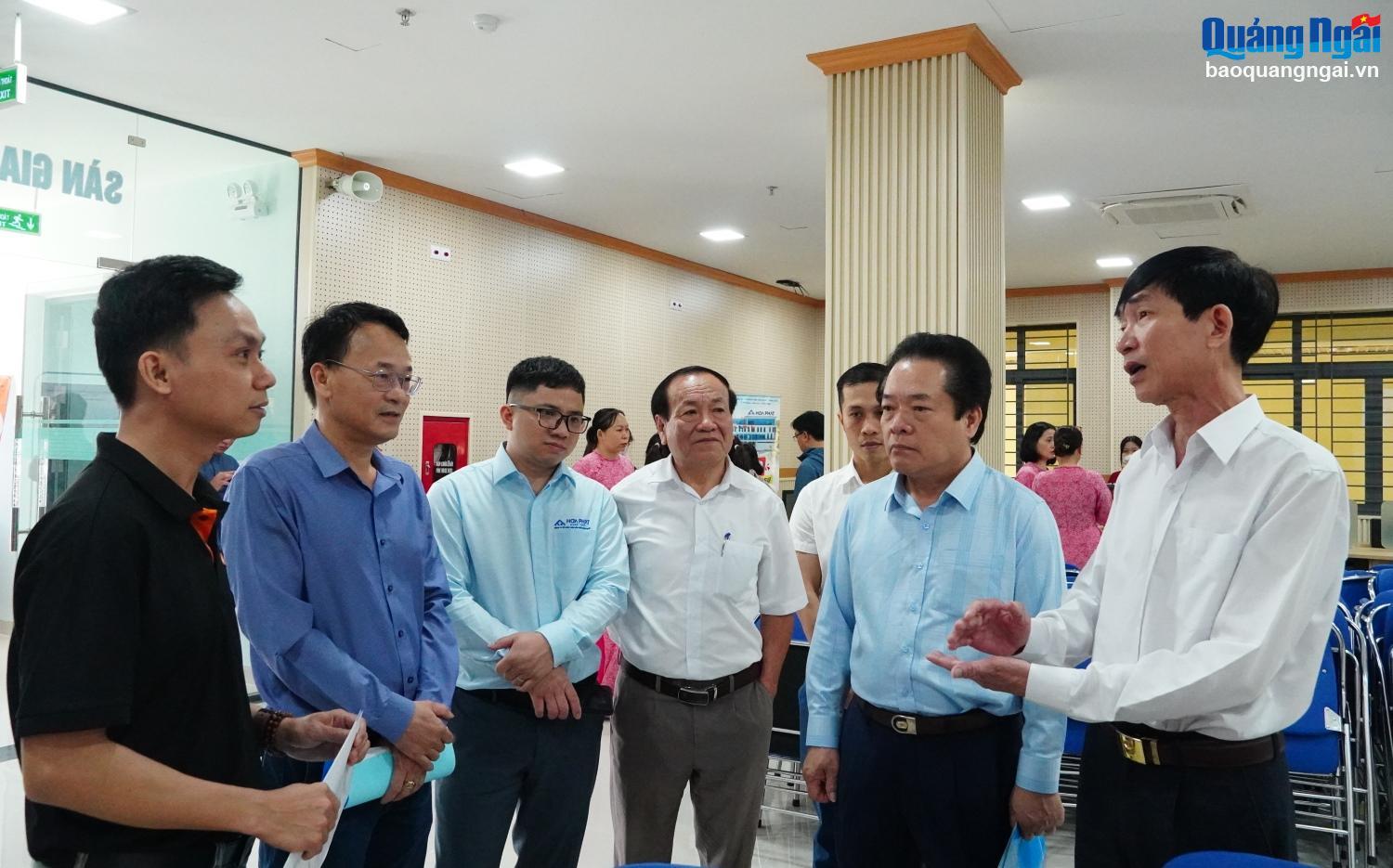 Lãnh đạo tỉnh trao đổi với đại diện các doanh nghiệp tham gia tuyển dụng tại Sàn giao dịch việc làm.