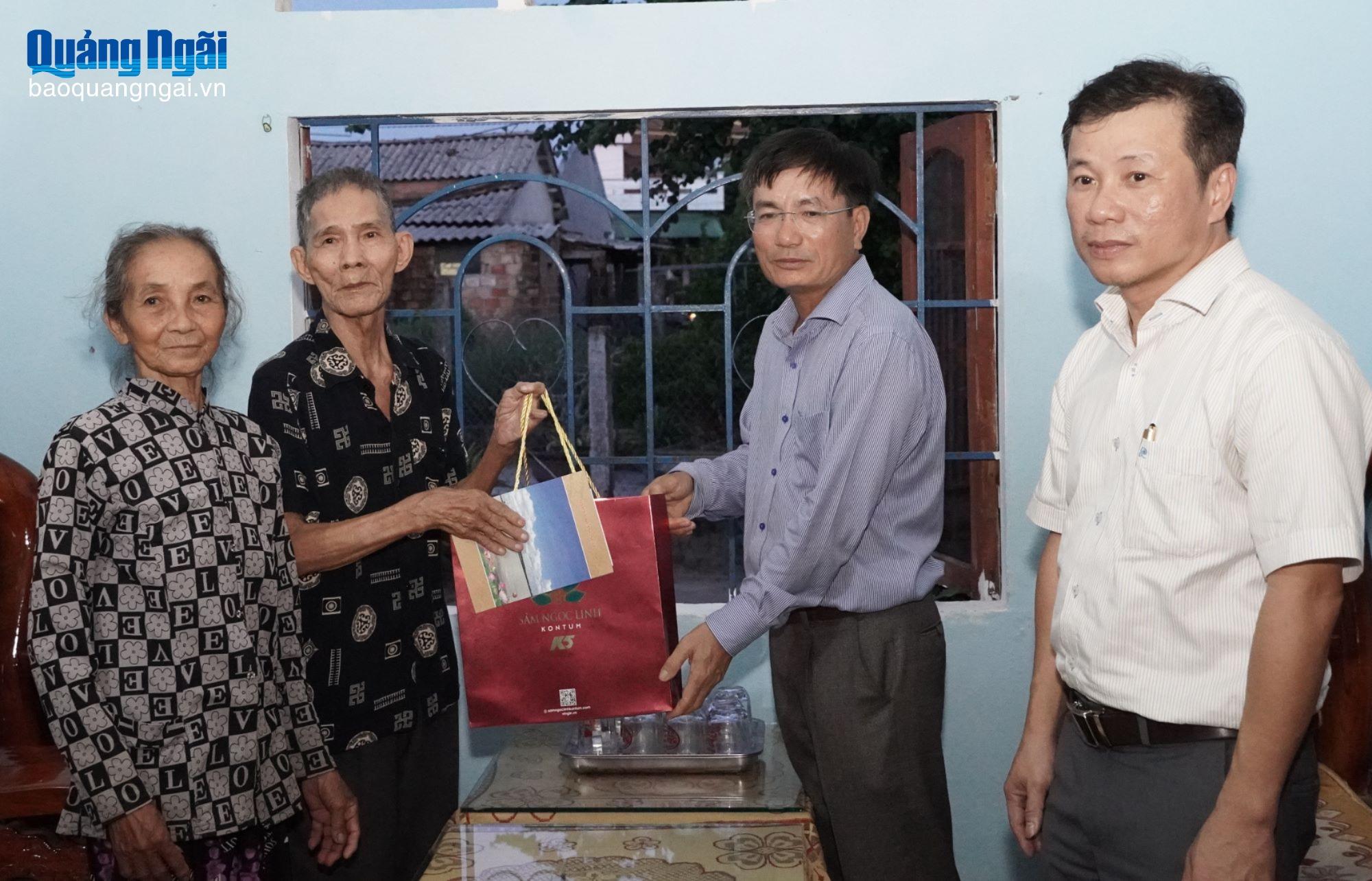 Phó Chủ tịch UBND tỉnh Nguyễn Ngọc Sâm thăm, tặng quà ông Nguyễn Nghị (Mai).