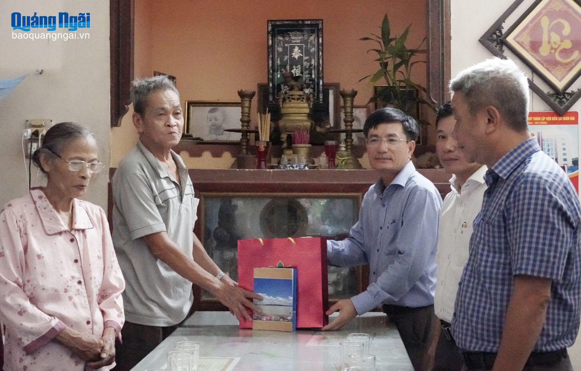 Phó Chủ tịch UBND tỉnh Nguyễn Ngọc Sâm thăm, tặng quà ông Bùi Tấn Cư.