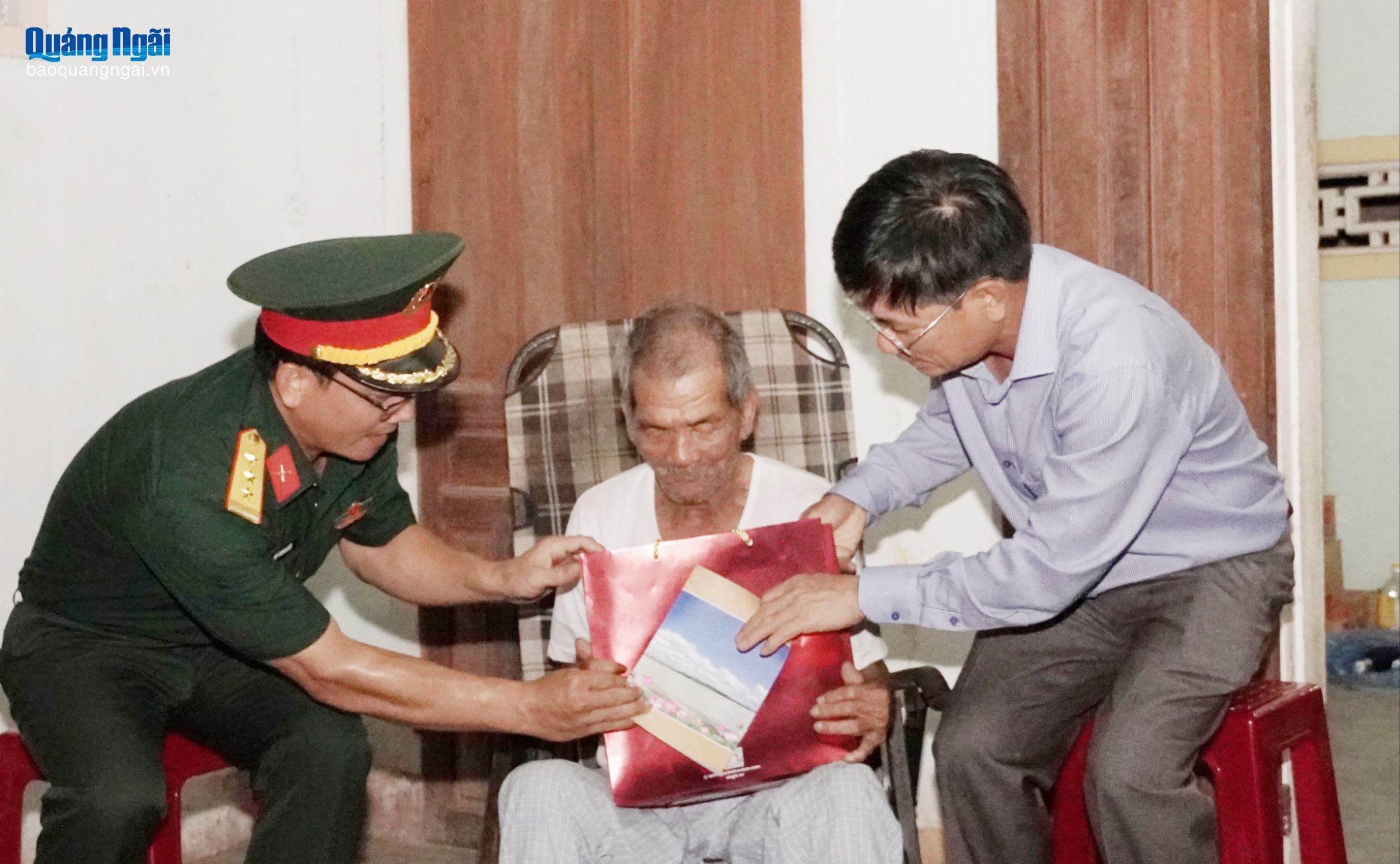 Phó Chủ tịch UBND tỉnh Nguyễn Ngọc Sâm thăm, tặng quà bệnh binh Trịnh Tựu.