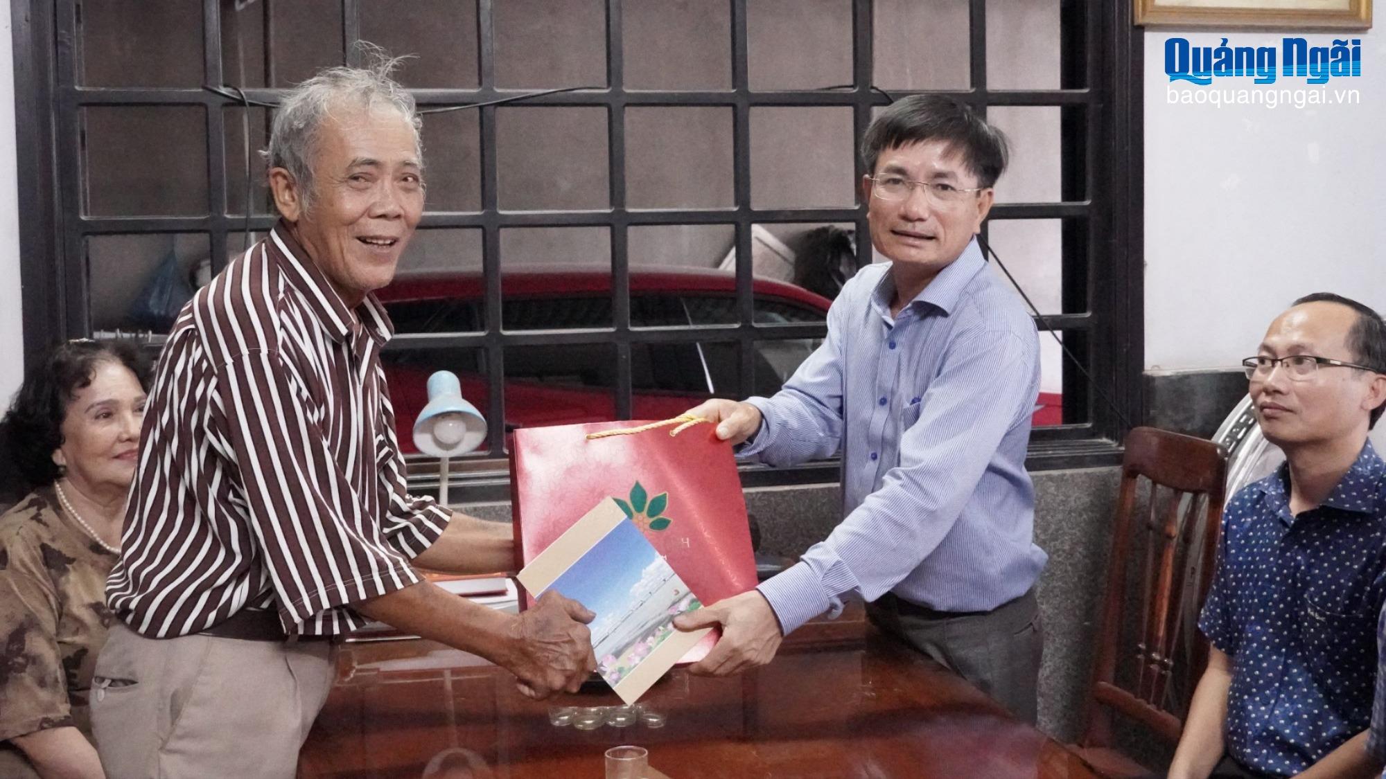 Phó Chủ tịch UBND tỉnh Nguyễn Ngọc Sâm thăm, tặng quà thương binh Trịnh Phú Thiện.