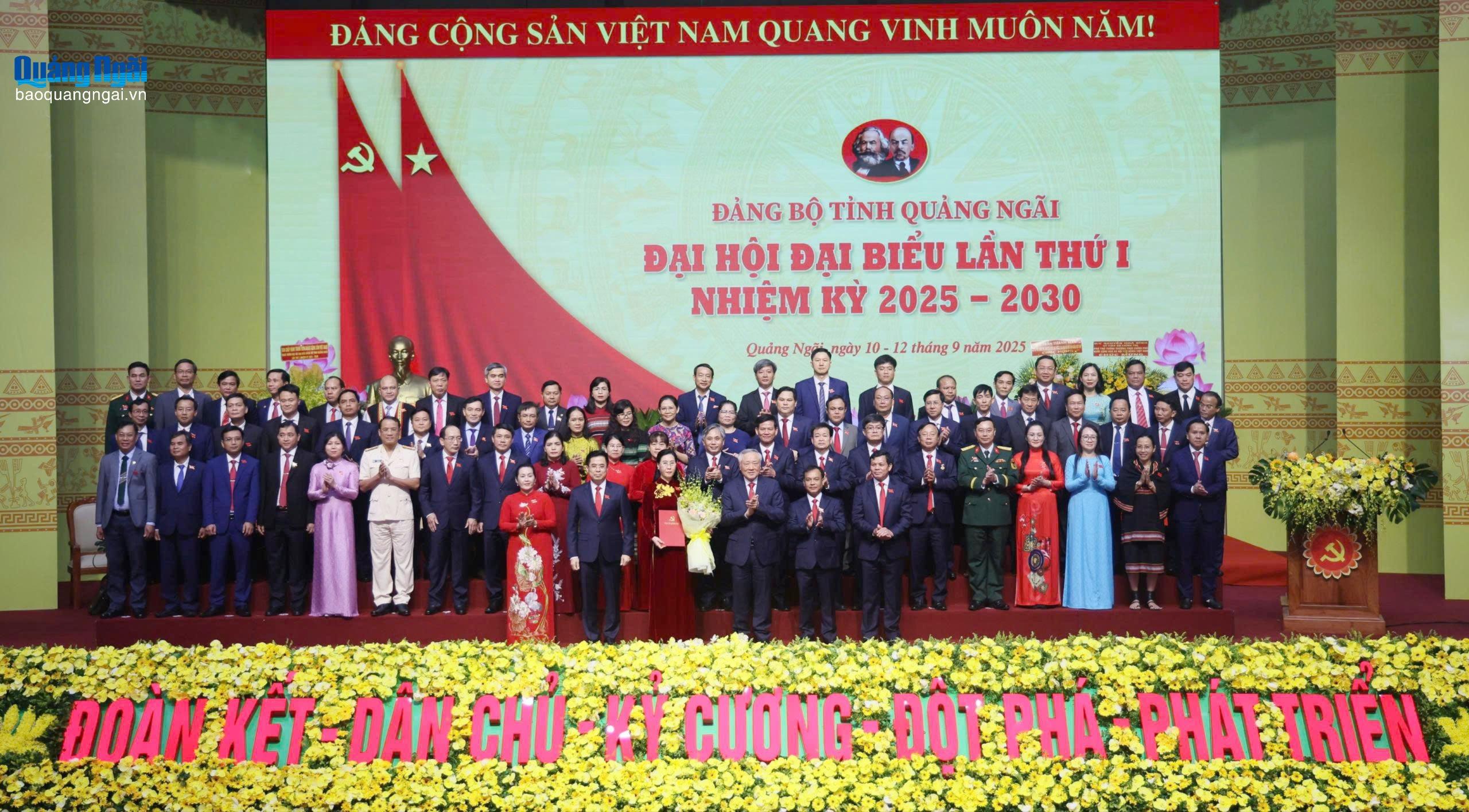 Ban Chấp hành Đảng bộ tỉnh Quảng Ngãi, nhiệm kỳ 2025 - 2030, ra mắt đại hội.