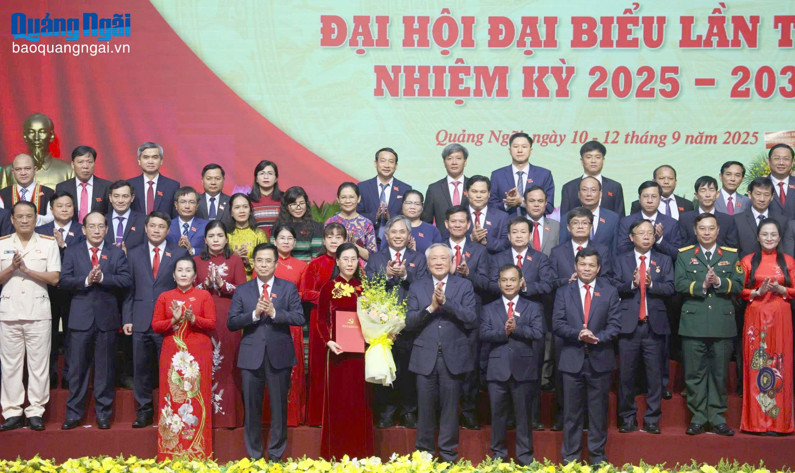 Ủy viên Bộ Chính trị, Phó Thủ tướng Thường trực Chính phủ Nguyễn Hòa Bình tặng hoa chúc mừng Ban Chấp hành Đảng bộ tỉnh Quảng Ngãi, nhiệm kỳ 2025 - 2030.