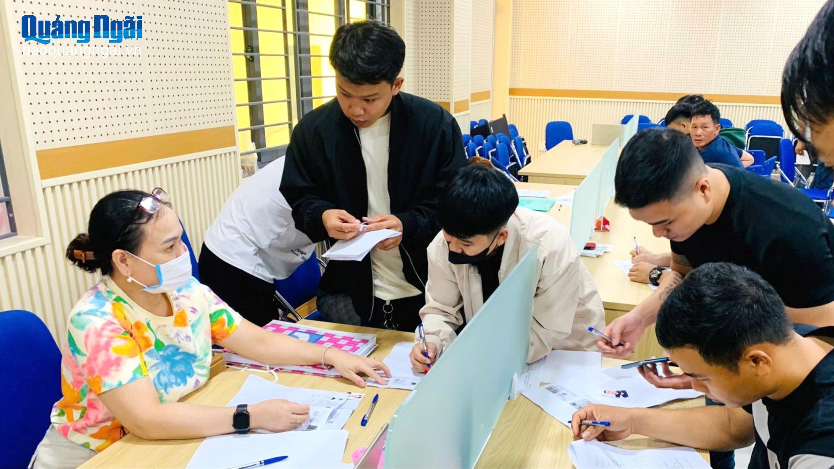 Người lao động tìm hiểu thông tin việc làm tại sàn giao dịch việc làm do Trung tâm Dịch vụ việc làm tỉnh tổ chức.